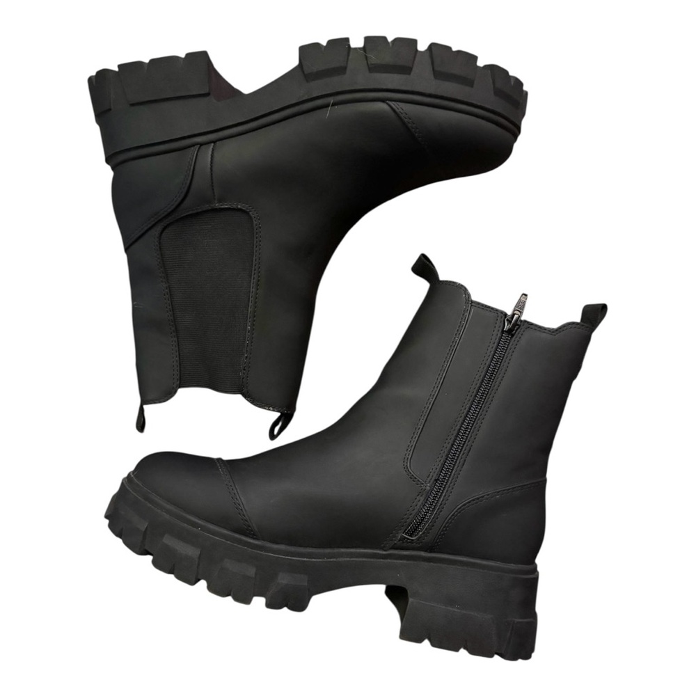 Women’s, “A New Day,” Deadstock Black Chunky, Chelsea Ankle Boot. Size 8.5